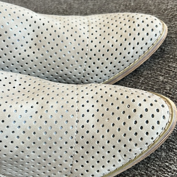 Mi.iM Ariel Heeled Ankle Booties Beige Vegan Suede Perforated boots Size 10 NWOB - Picture 10 of 10